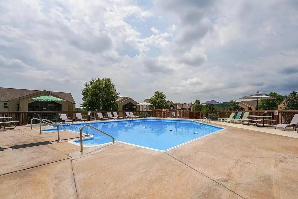 Modern Comfort: Updated Cozy Condo In Indian Point Branson Exterior photo